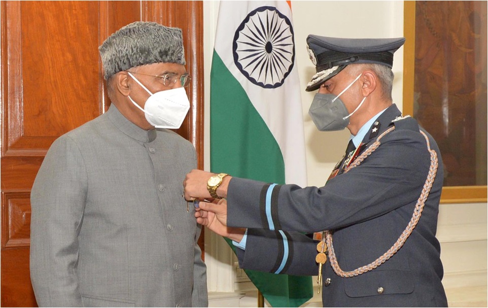 Secy, KSB pinning a lapel on HE President Sh  Ram Nath Kovind, on the occasion of AFFD, in New Delhi on 07.12.2020.
