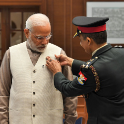 Secy, KSB  pinning  a lapel on Shri Narendra Modi, Hon'ble PM on  the occasion of AFFD, in New Delhi on 07.12.2018.