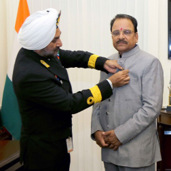  Secretary, Kendriya Sainik Board Commodore HP Singh pinning the Armed Forces Flag on Hon'ble Raksha Rajya Mantri Shri Ajay Bhatt in New Delhi on December 06, 2022 ahead of Armed Forces Flag Day.