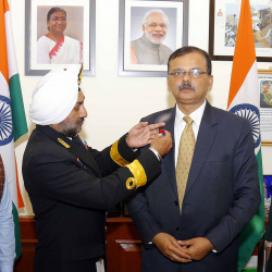 Secretary, Kendriya Sainik Board Commodore HP Singh pinning the Armed Forces Flag on Secretary (Ex-Servicemen Welfare) Shri Vijoy Kumar Singh in New Delhi on December 06, 2022 ahead of Armed Forces Flag Day.