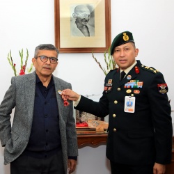 सशस्त्र सेना झंडा दिवस, 2025 पर पिनिंग समारोह