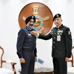 सशस्त्र सेना झंडा दिवस, 2025 पर पिनिंग समारोह