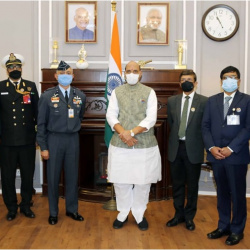Secy ESW along with  officials of DESW- KSB   with Sh Rajnath Singh , Hon'ble RM  on the occasion of AFFD, in New Delhi on 07.12.2020.