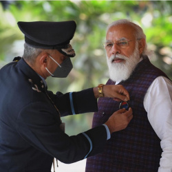Secy, KSB pinning a lapel on Shri Narendra Modi, Hon'ble PM on the occasion of AFFD, in New Delhi on 07.12.2020.