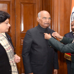 Secretary KSB pinning the AFFD flag to Hon'ble President of India on 07 Dec 2018 . Also seen is the Secy ESW.