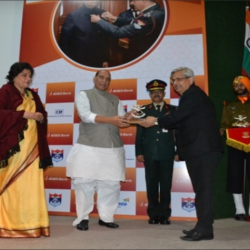 Hon'ble RM felicitating  major Donors at AFFD - CSR Conclave at Manekshaw Centre, Delhi Cantt on 2.12.2019.